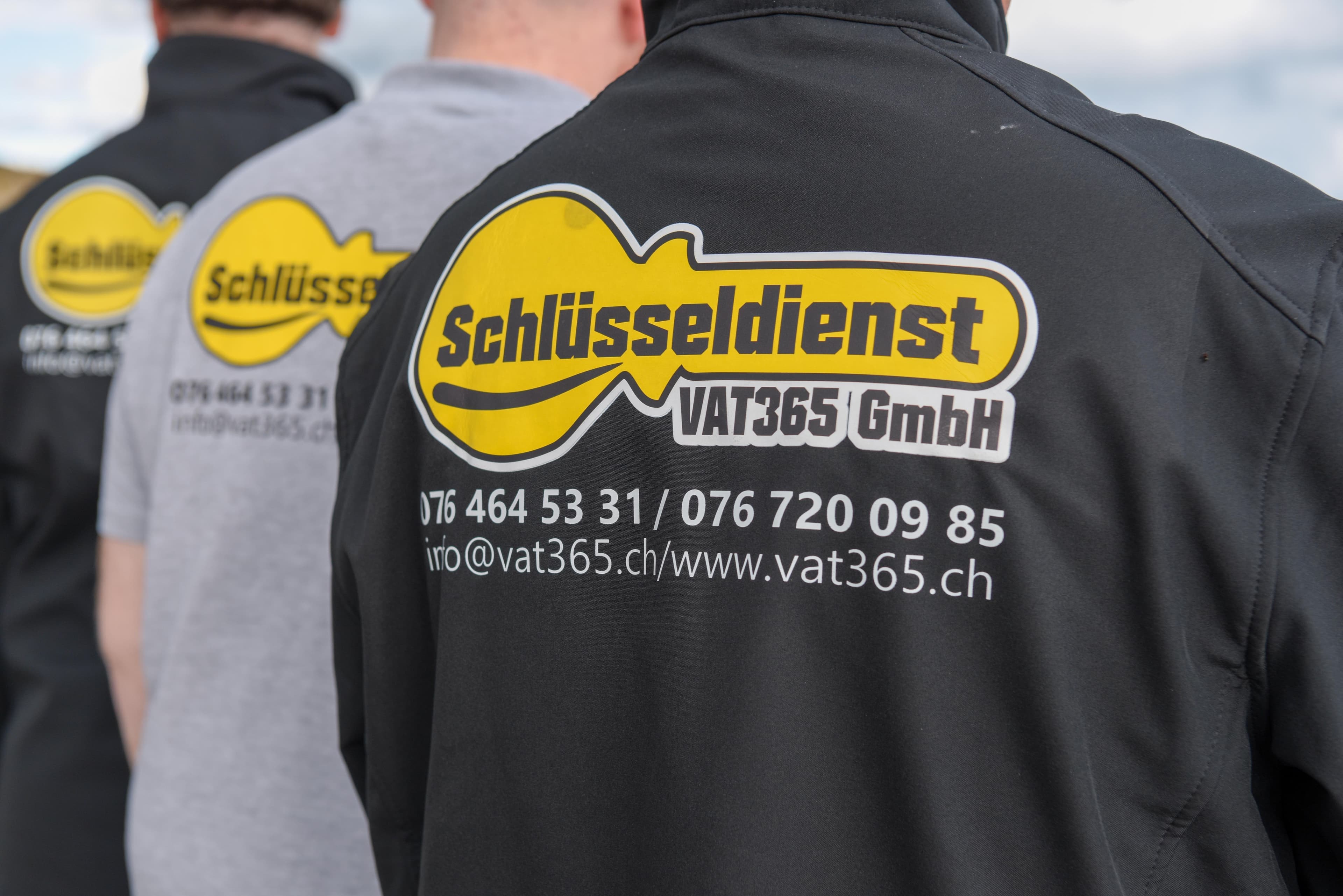Schlüsseldienst VAT365 GmbH - Team mit Einsatzfahrzeugen
