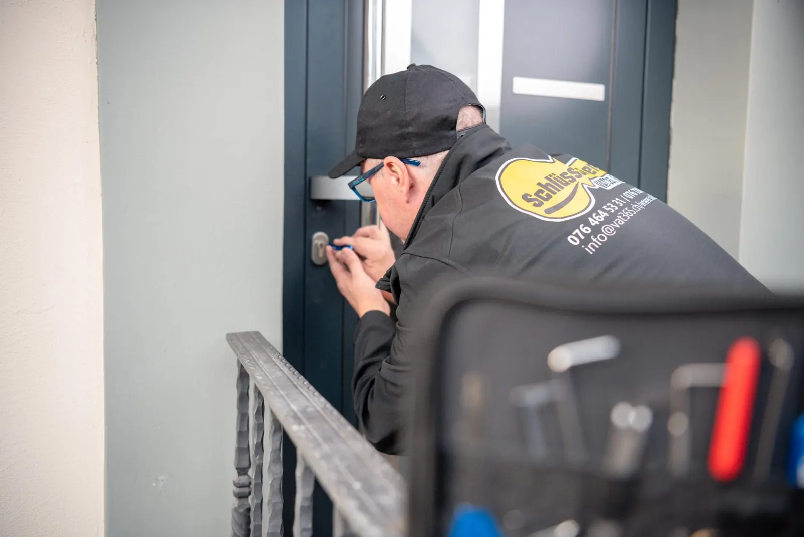 Notfall-Türöffnung in Solothurn — VAT365 Techniker öffnet eine Wohnungstür schadenfrei