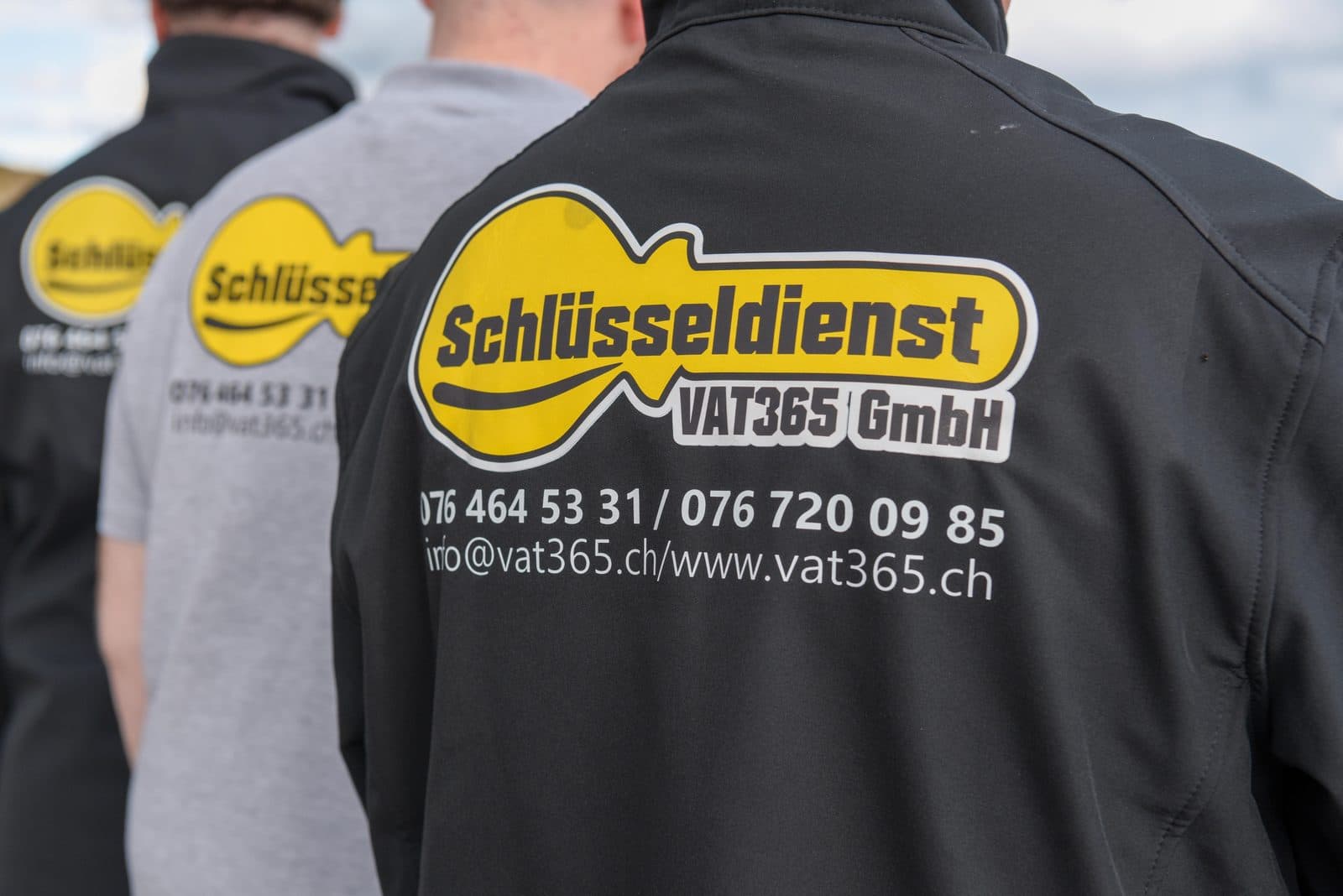 Schlüsseldienst VAT365 GmbH - Team mit Einsatzfahrzeugen