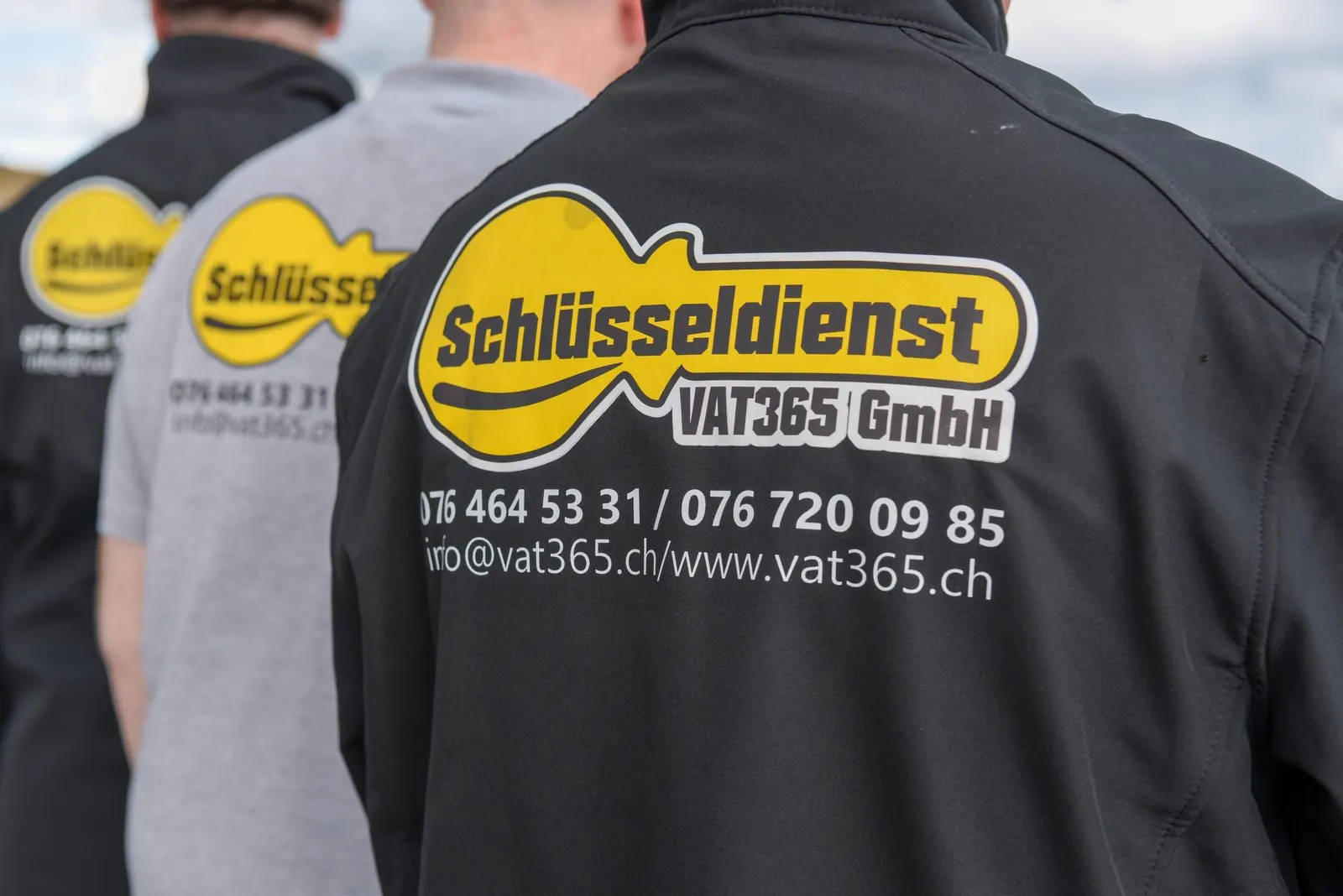Schlüsseldienst VAT365 GmbH - Team mit Einsatzfahrzeugen